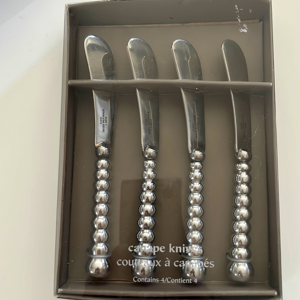 Set of 4 new in box canapé knives pier 1 imports